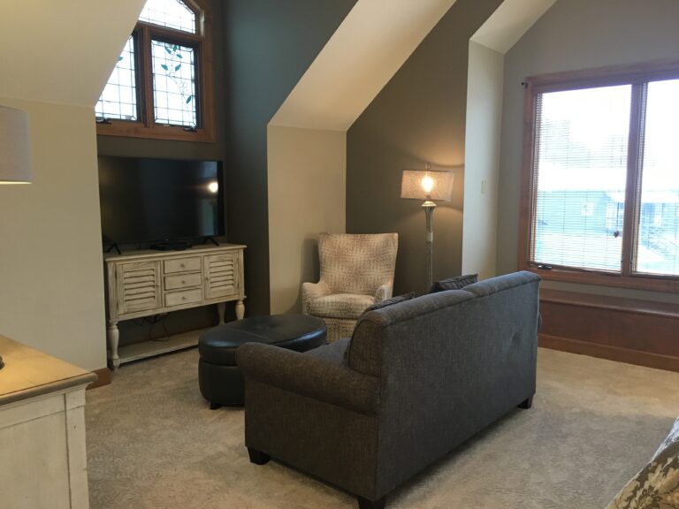 CornerstoneLodge BedroomSittingArea 768x576