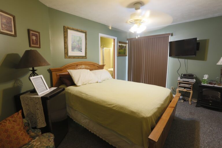 Lil Black Bear Inn Blue Bell 768x512