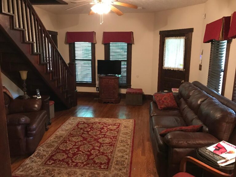 Salt Creek LR 2019 w flat Screen TV 768x576