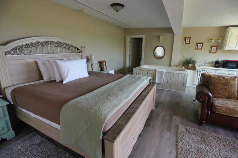 Treetop Retreat Room with Tub 768x512