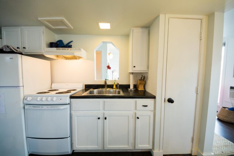 lake house kitchen 768x512