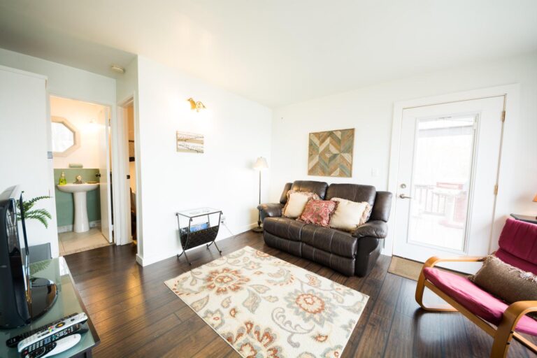 lake house living room 768x512