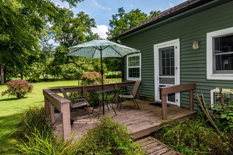 HOB  Artist s Retreat Cottage  photography by Steeve Cale 1788049D 768x512