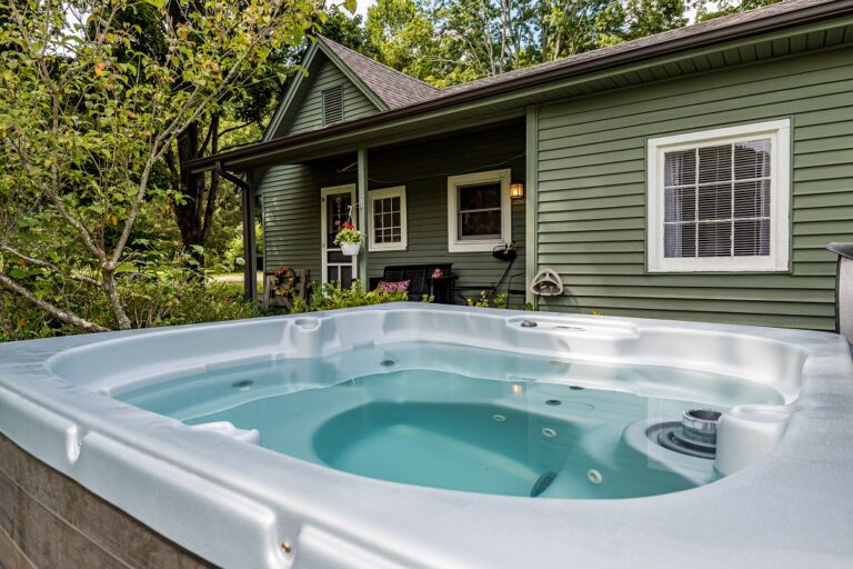 HOB  Artist s Retreat Cottage  photography by Steeve Cale 1790F52B 768x512