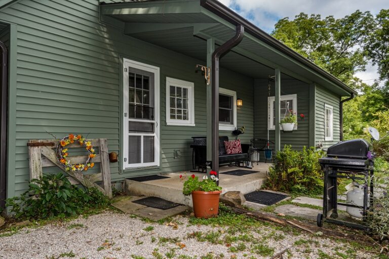 HOB  Artist s Retreat Cottage  photography by Steeve Cale 18292CD1 768x512