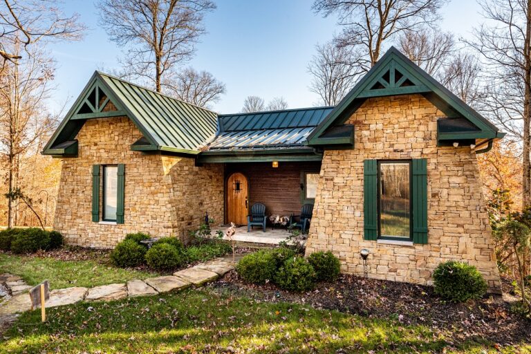 HOB  Bluebirds Nest  photography by Steve Cale 2584528C 768x512