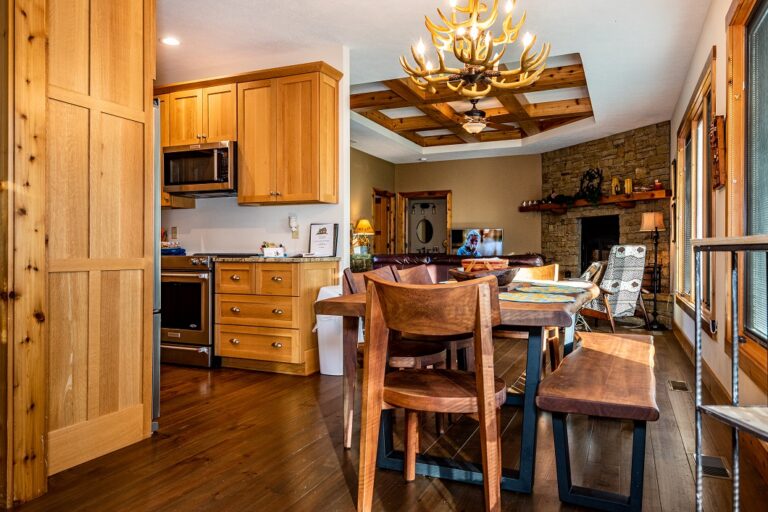 HOB  Bluebirds Nest  photography by Steve Cale 2592D04D 768x512