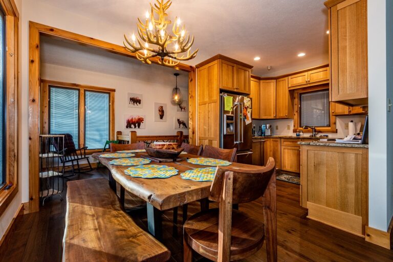 HOB  Bluebirds Nest  photography by Steve Cale 2597A781 768x512