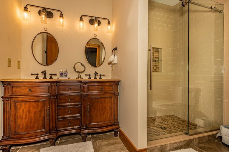 HOB  Bluebirds Nest  photography by Steve Cale 26249F14 768x512