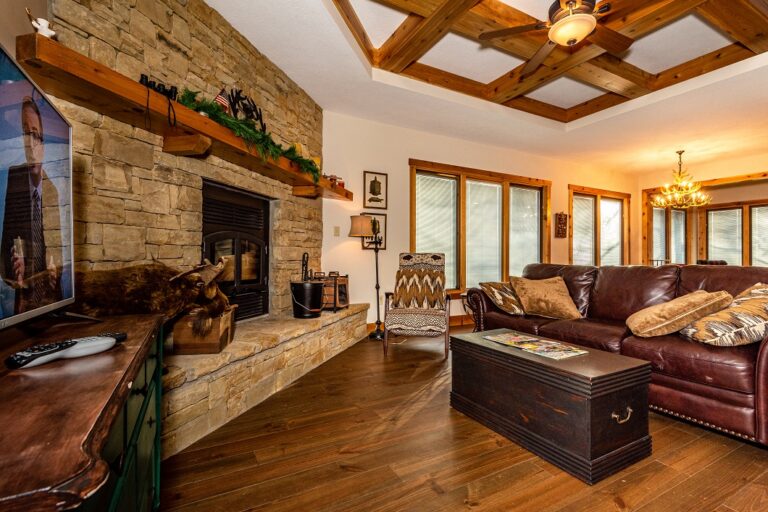 HOB  Bluebirds Nest  photography by Steve Cale 2630DBB2 768x512