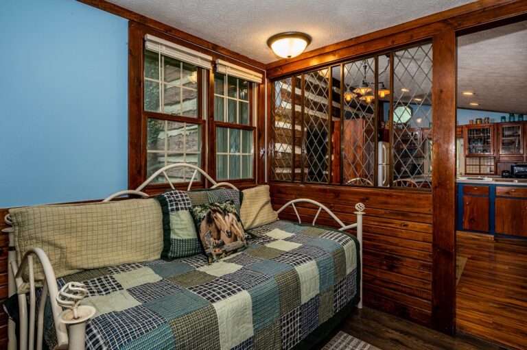 HOB  Night Owl  cabin photography by Steve Cale 08635C33 768x511