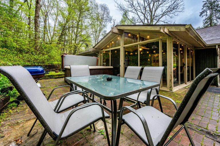 HOB  Night Owl  cabin photography by Steve Cale 09012EC3 768x511