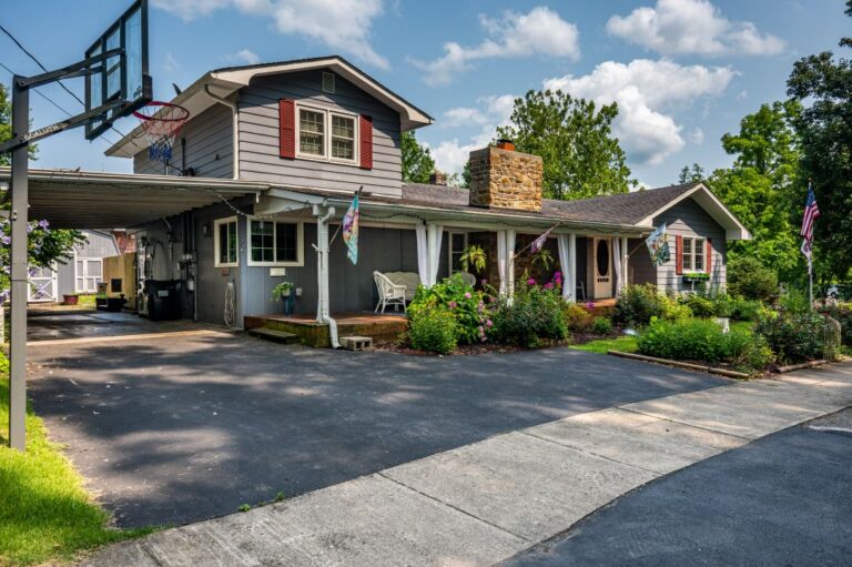 HOB  Backyard Blessings  photography by Steve Cale 1391FD20 768x511