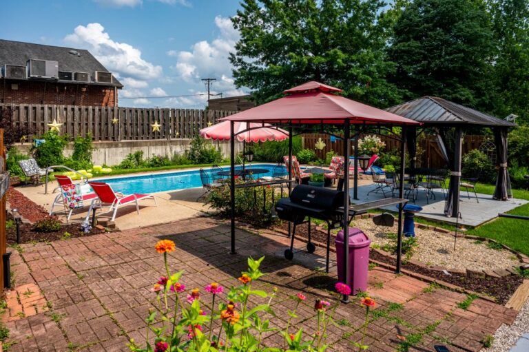 HOB  Backyard Blessings  photography by Steve Cale 139561CF 768x511