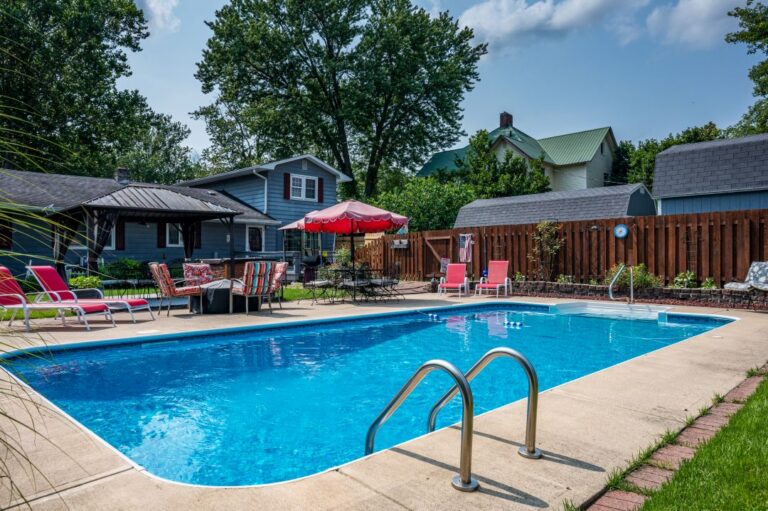 HOB  Backyard Blessings  photography by Steve Cale 14096410 768x511