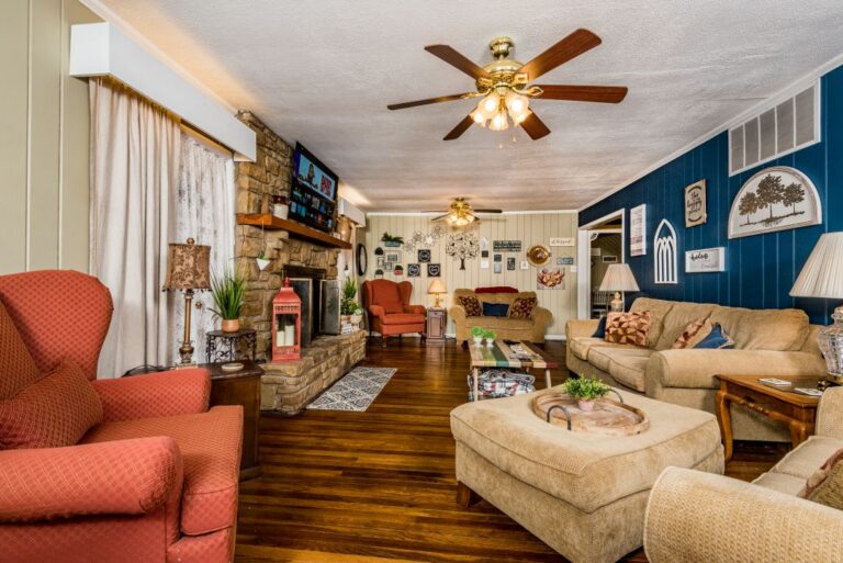 HOB  Backyard Blessings  photography by Steve Cale 3304BDF2 768x513