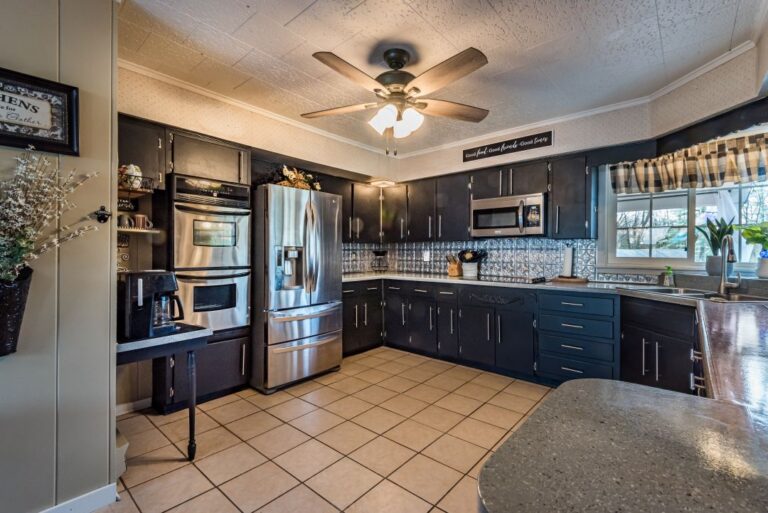 HOB  Backyard Blessings  photography by Steve Cale 33352E2B 768x513