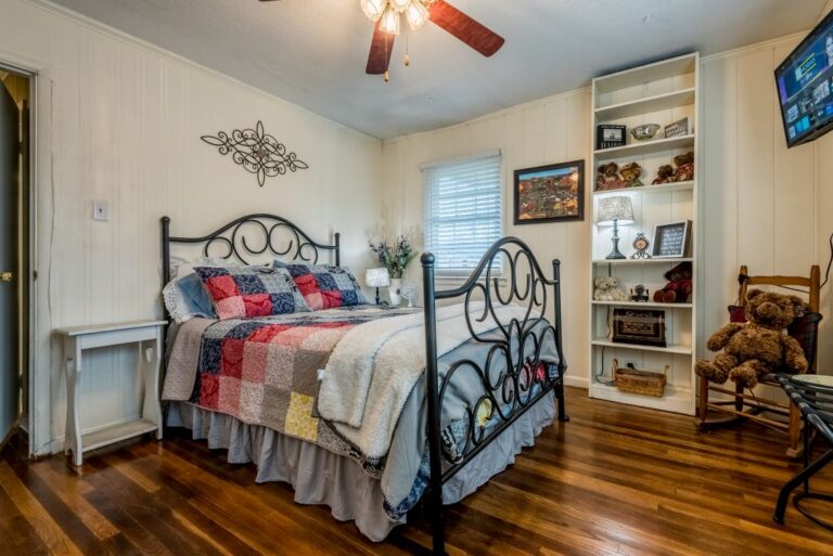 HOB  Backyard Blessings  photography by Steve Cale 3349 HDR9027 768x513