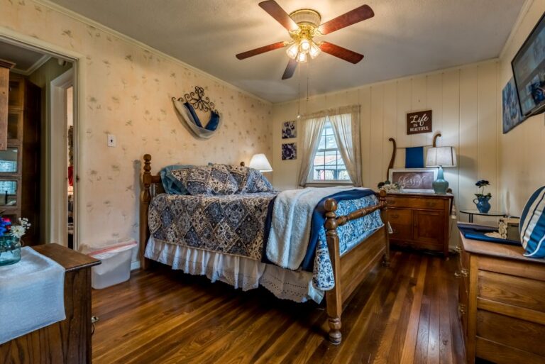 HOB  Backyard Blessings  photography by Steve Cale 3367 HDRD964 768x513