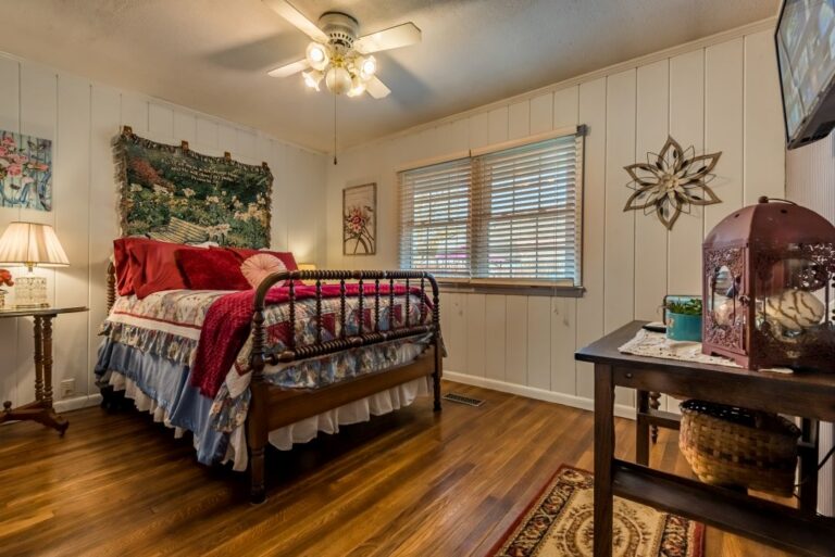 HOB  Backyard Blessings  photography by Steve Cale 3374 HDR365D 768x513