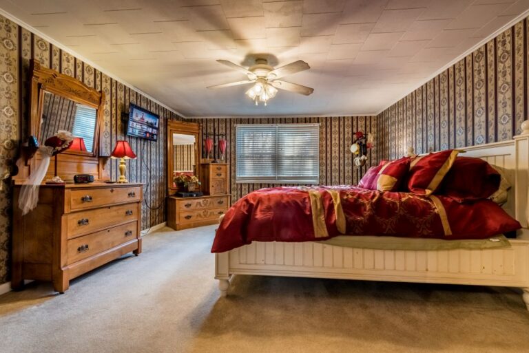 HOB  Backyard Blessings  photography by Steve Cale 3382 HDRFE30 768x513