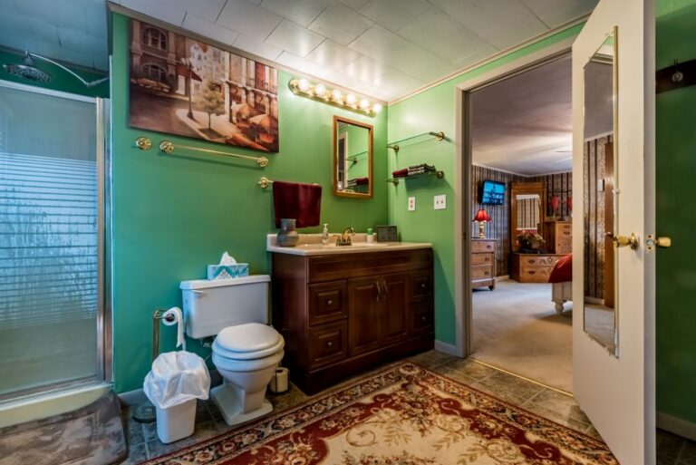 HOB  Backyard Blessings  photography by Steve Cale 3386 HDRBDB8 768x513