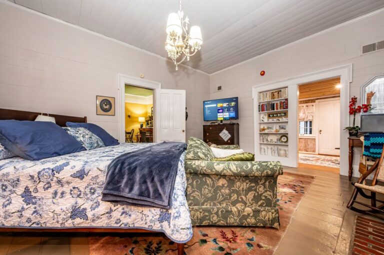 HOB  Whispering Valley  photography by Steve Cale 8017 Enhanced NRA55F 768x511