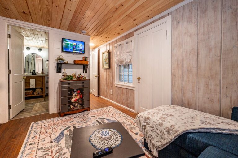 HOB  Whispering Valley  photography by Steve Cale 8019CDB6 768x511