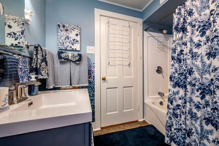 HOB  Whispering Valley  photography by Steve Cale 8041 Enhanced NR5234 768x511