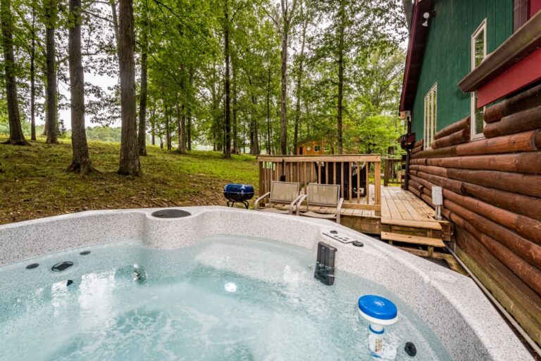 HOB  A Sunset Getaway Log Cabin  photography by Steeve Cale 1915ACBA 768x513