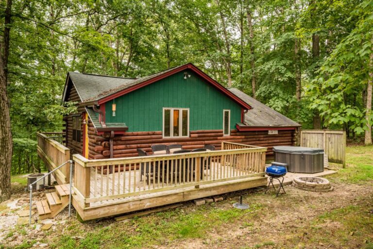 HOB  A Sunset Getaway Log Cabin  photography by Steeve Cale 191681FE 768x513