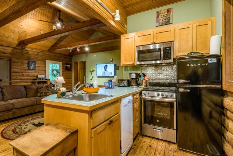 HOB  A Sunset Getaway Log Cabin  photography by Steeve Cale 1926F904 768x513