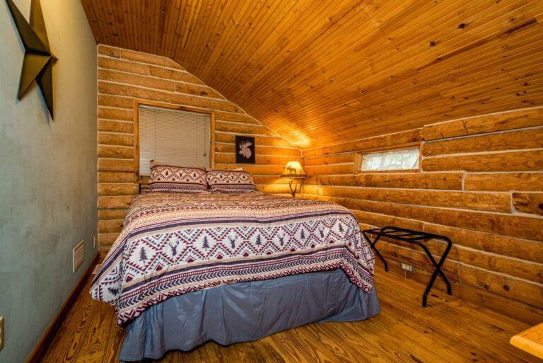 HOB  A Sunset Getaway Log Cabin  photography by Steeve Cale 1936214D 768x513