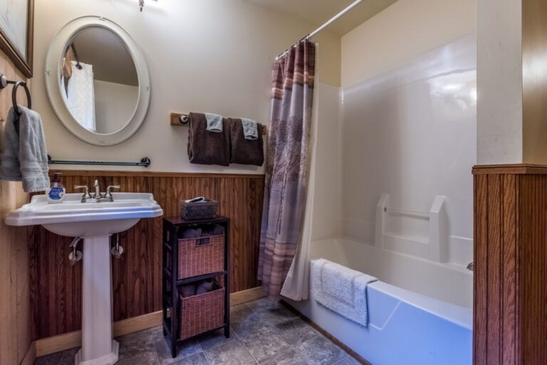 HOB  Boondocks Cabin  photography by Steve Cale 9620 HDRF22A 768x513