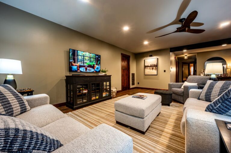 HOB  Rustic and Refined  photography by Steve Cale 8413 HDRB153 768x511