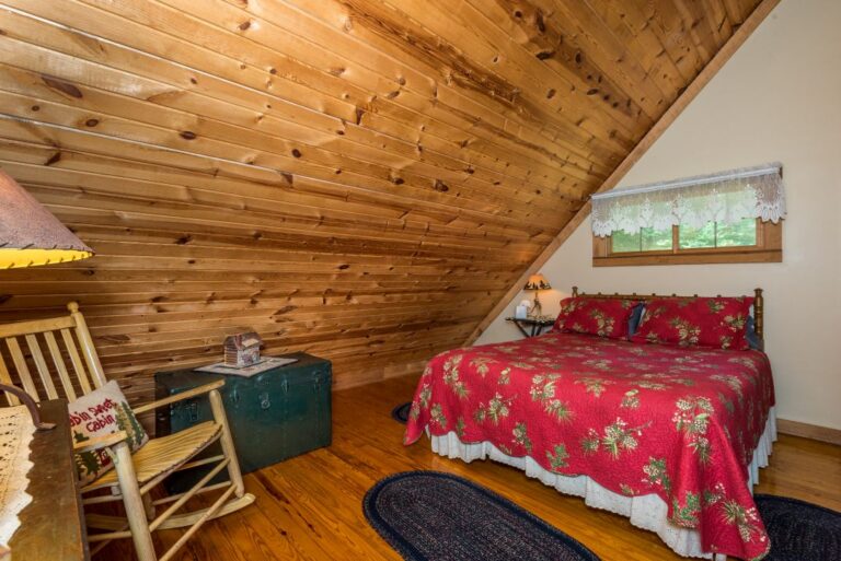 HOB  Snoozing Moose Cabin  photography by Steve Cale 96855F07 768x513