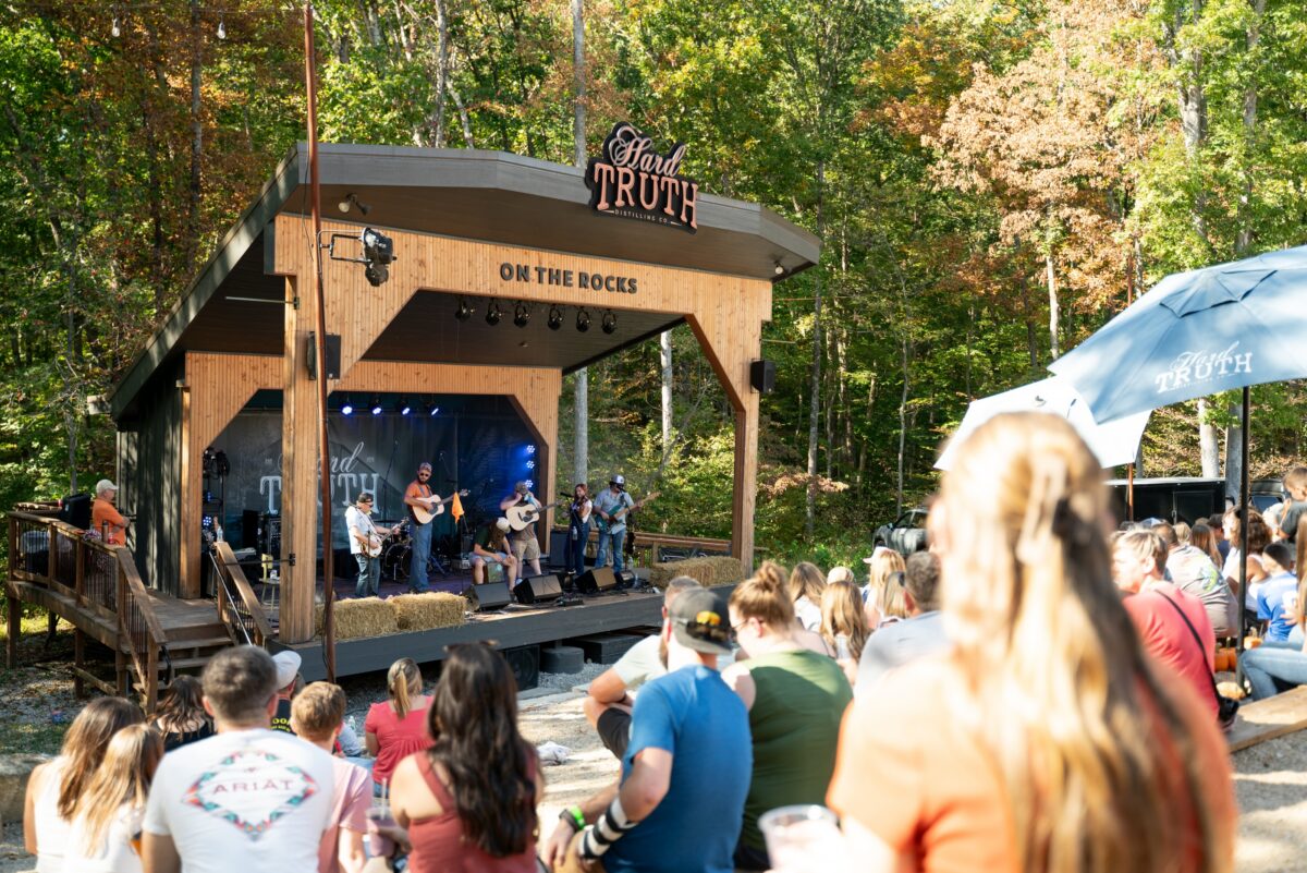 Live Music On The Rocks | Jennie Devoe and special guests the White Lightning Boys