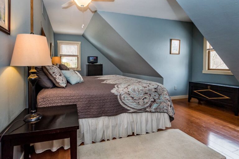 HOB  Enchanted Lake Lodge  photography by Steve Cale 31280B20 768x513