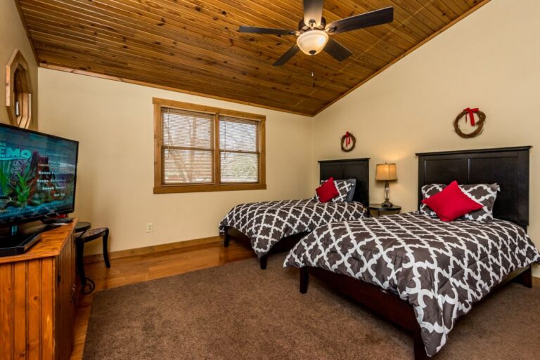 HOB  Enchanted Lake Lodge  photography by Steve Cale 314689A3 768x513